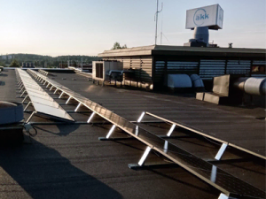 Kuva aurinkopaneeleista A-talon katolla