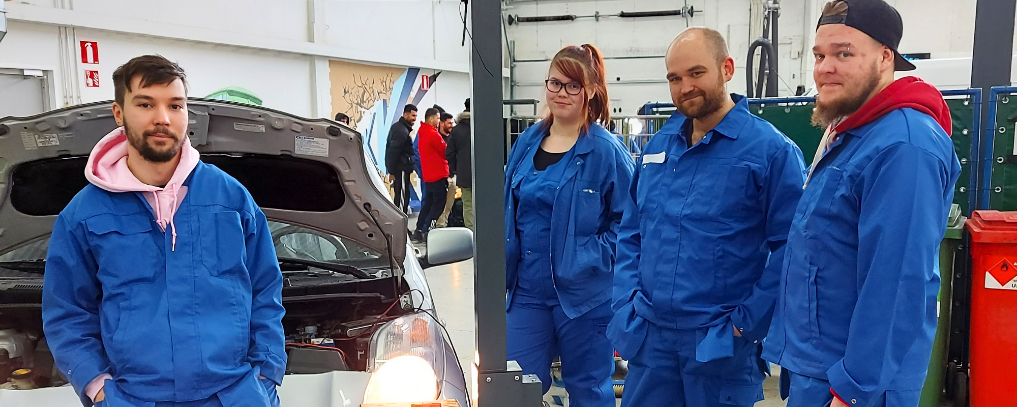 Autoalan opiskelijoita