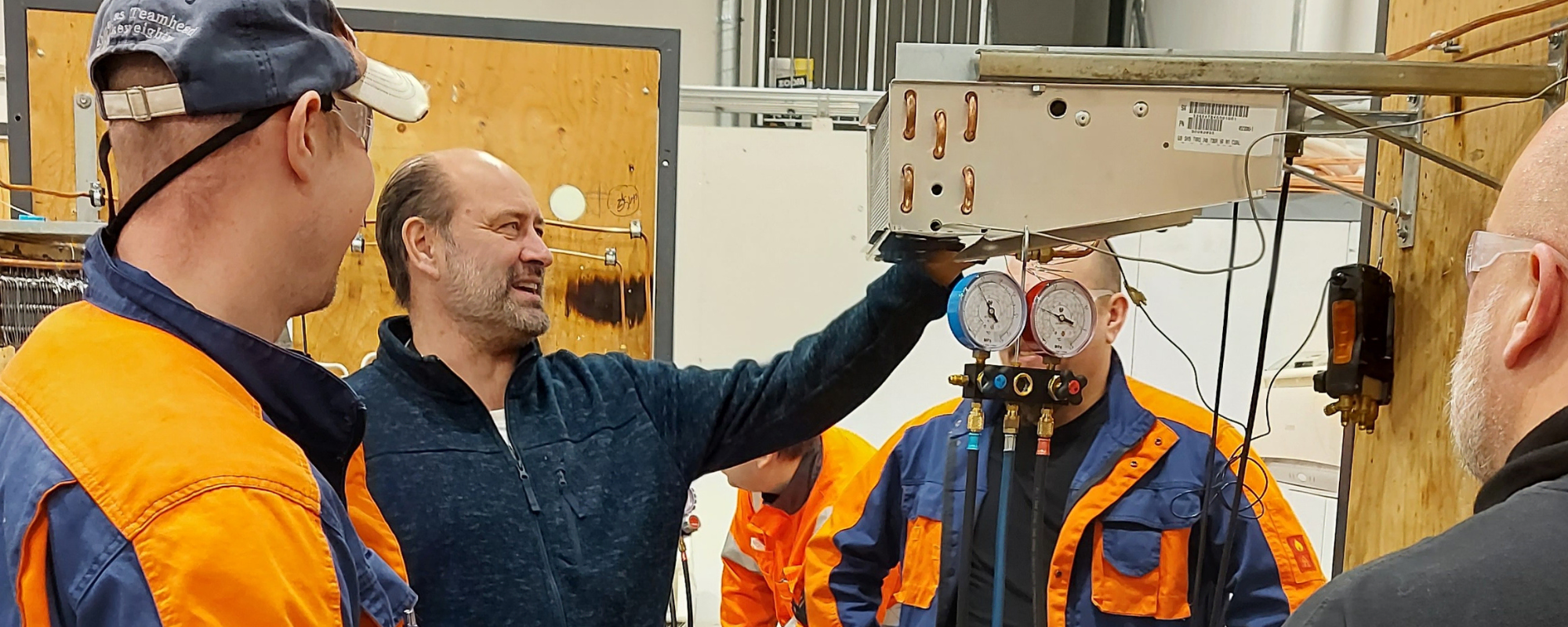 Kylmäasentajaopiskelijat opetustilanteessa