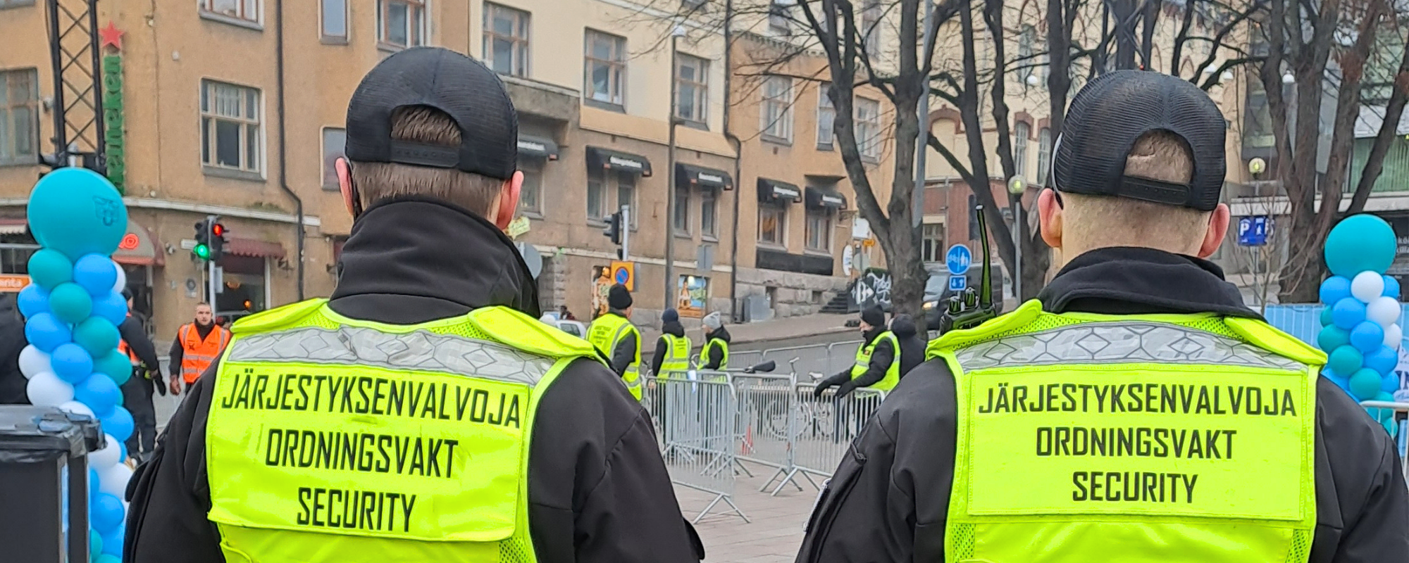 Kaksi järjestyksenvalvojaa työtehtävissä