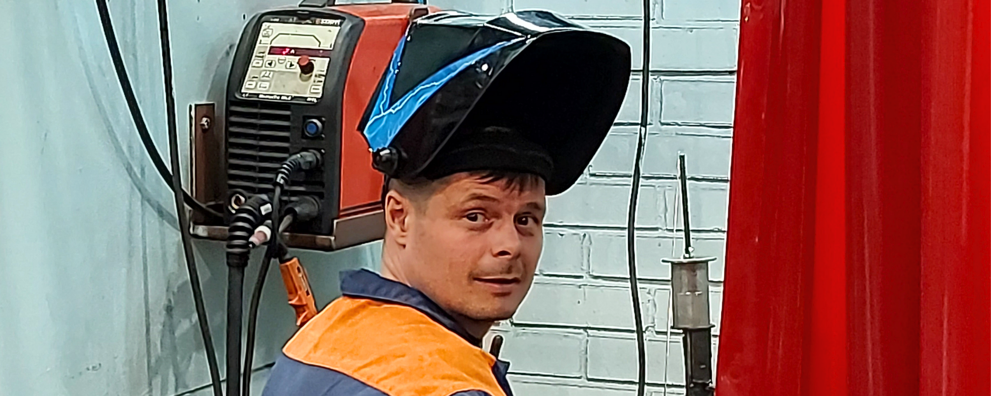 Opiskelija tekemässä hitsausharjoitusta