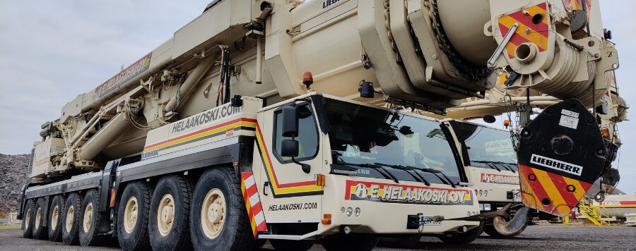 Ajoneuvonosturi parkissa työmaalla.