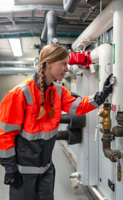 Henkilö tarkistaa laitteistoa.