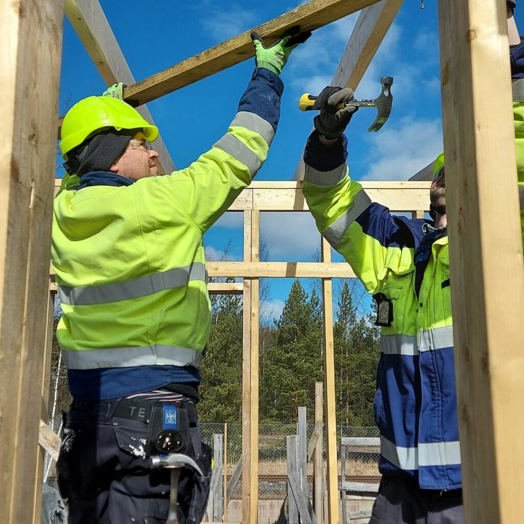 Rakennusalan opiskelijat tekemässä runkotöitä