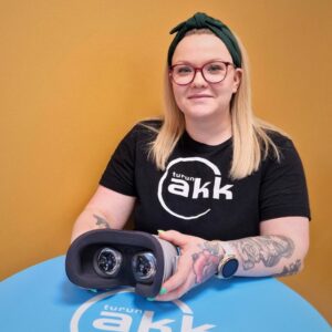 Puhtausalan opettaja Anniina Nieminen kädessään VR-lasit