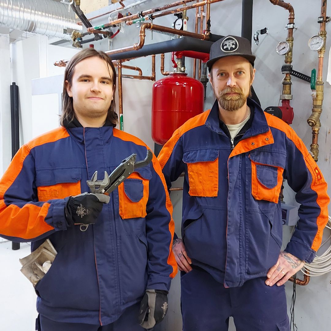 Kaksi putkiasentaja-opiskelijaa.