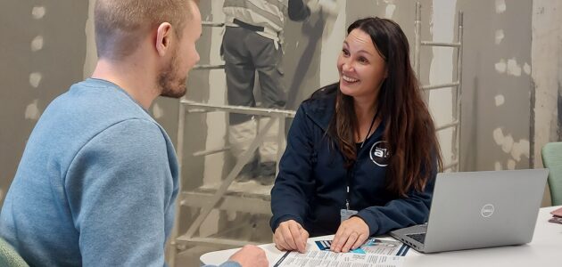 Opinto-ohjaaja keskustelee opiskelijan kanssa.