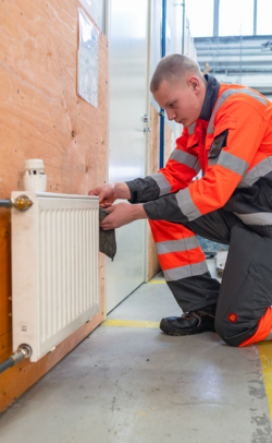 Opiskelija tarkstaa patterin venttiiliä.