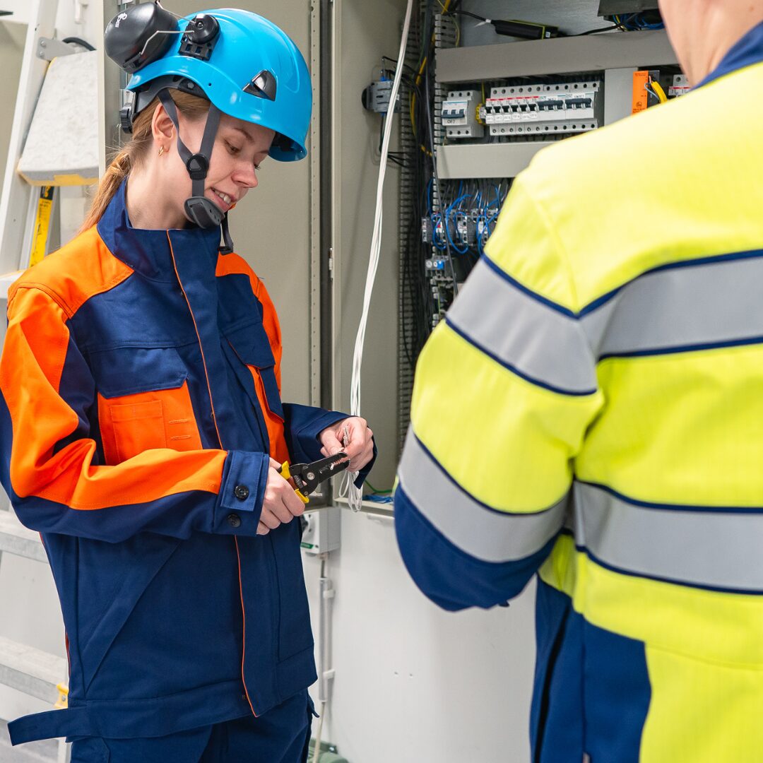 Sähköalan opiskelija harjoittelee johtojen kuorimista koulutuksessaan.