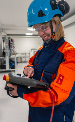 Opiskelija ohjelmoi kappaletavararobottia.