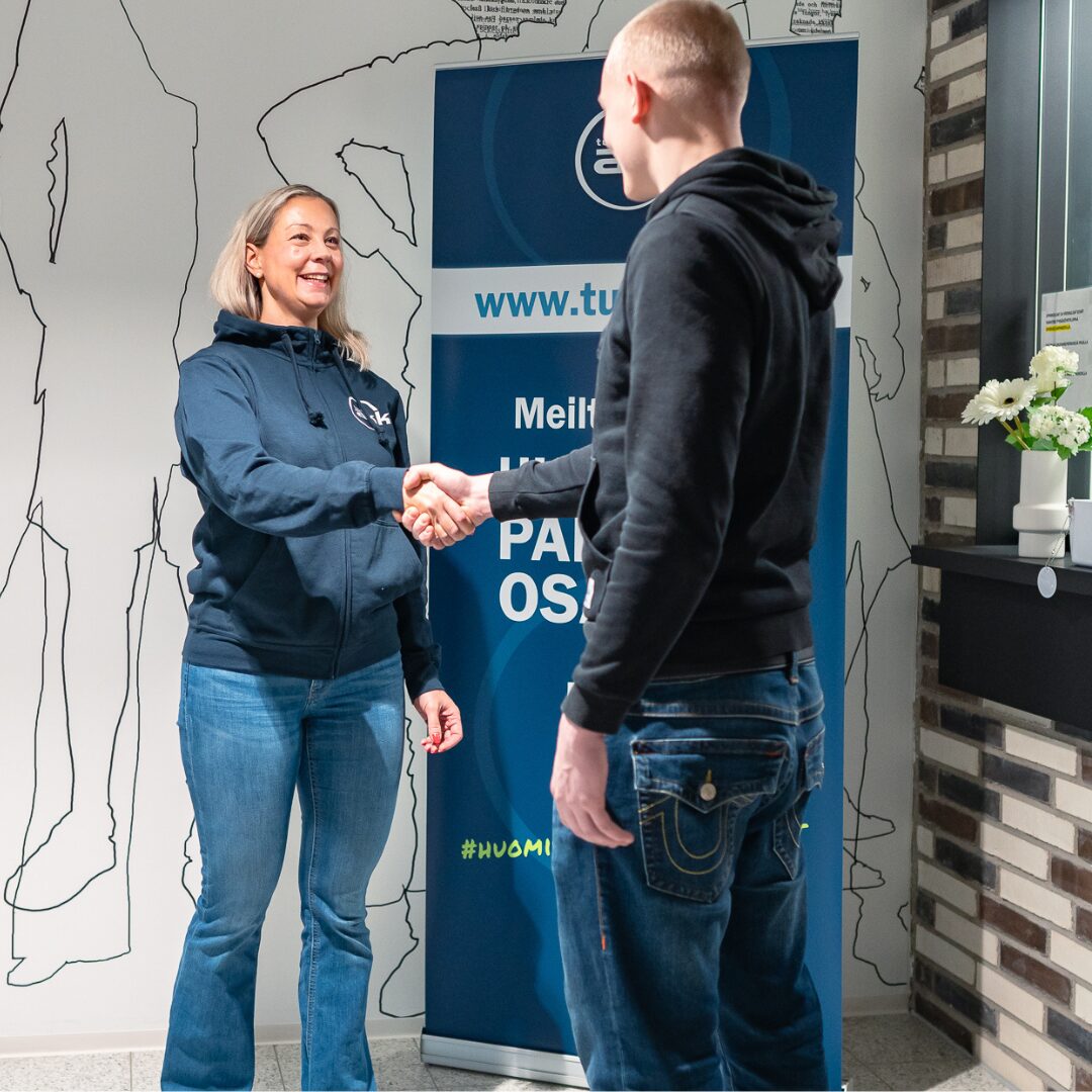 Kuvassa kaksi henkilöä kättelee.