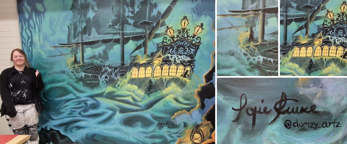 Suuri maalaus vanhasta merirosvolaivasta. Tekijä seisoo taulun vasemmalla puolella.