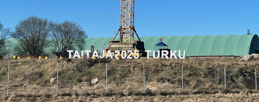Taitaja2025-kyltti Turun AKK:n B-talon pihalla
