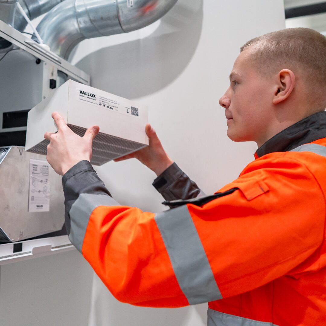 Opiskelija vaihtaa iv-laitteen suodatinta.