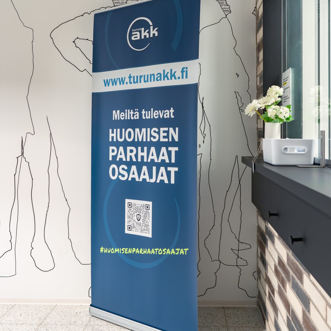 Kuvassa on Turun AKK:n rollup, jossa lukee Meiltä tulevat huomisen parhaat osaajat.